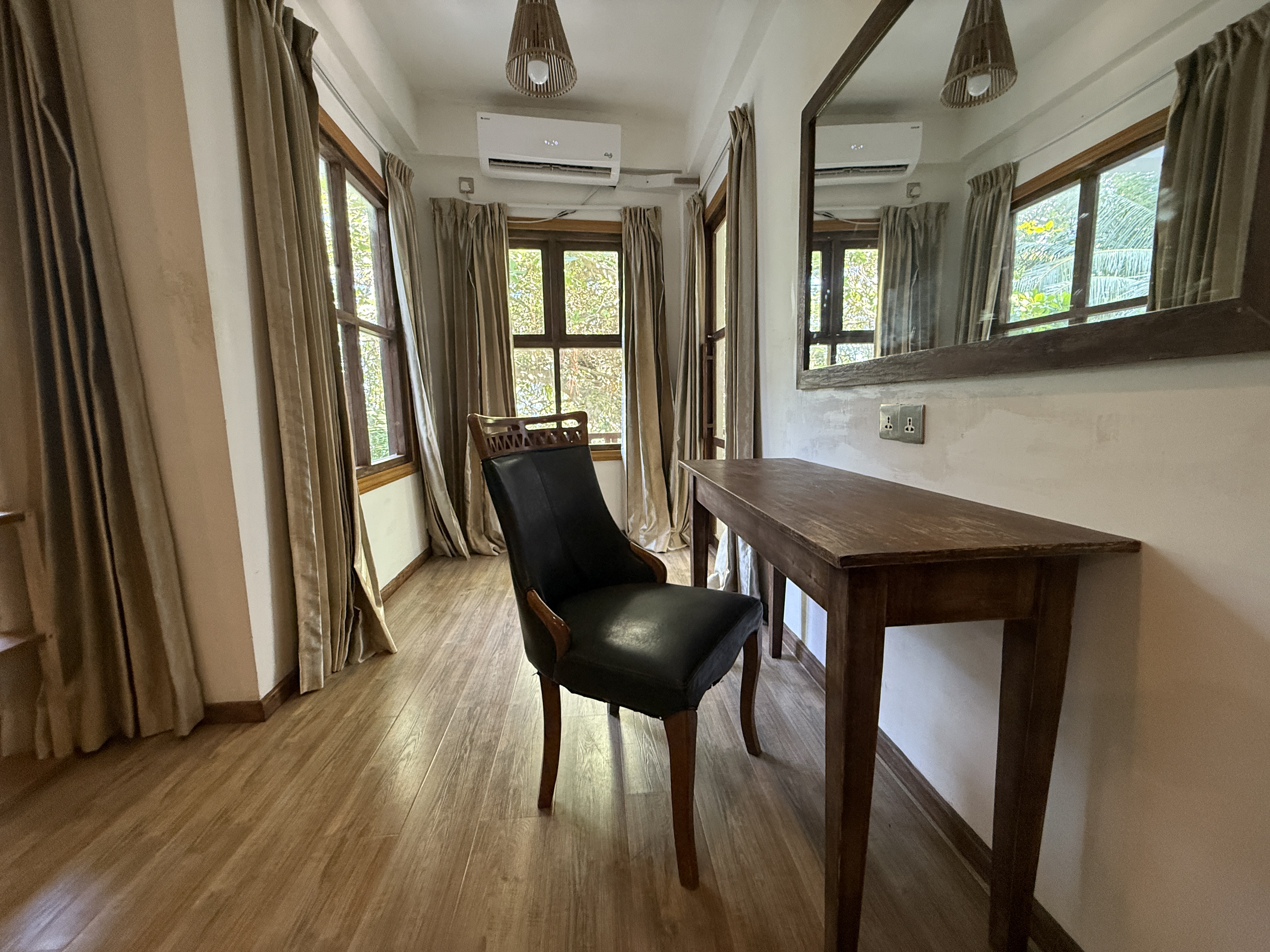 Sea View Suite - Image 4